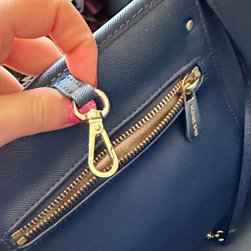 Michael Kors Jet Set Travel Tote Navy - Picture 10 of 16